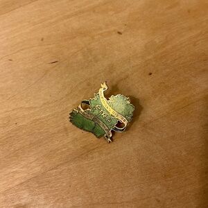 Murphy’s Pub Seattle St. Patrick’s Day ‘88 Gold tone Enamel Pin.